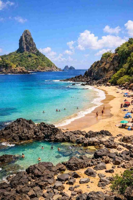 A beautiful, sunny day at Praia do Cachorro in Fernando de Noronha, featured in our complete travel guide.
