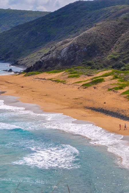 The stunning panoramic view from the Leão Beach lookout in Fernando de Noronha, a key highlight in our comprehensive Leão Beach travel guide.
