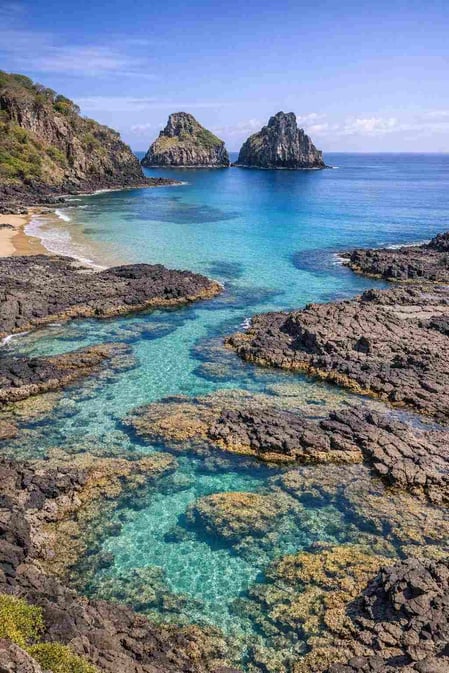Una tranquilla vista panoramica per la nostra guida su Baia dos Porcos, che mostra le piscine naturali della baia e promuove il turismo sostenibile.
