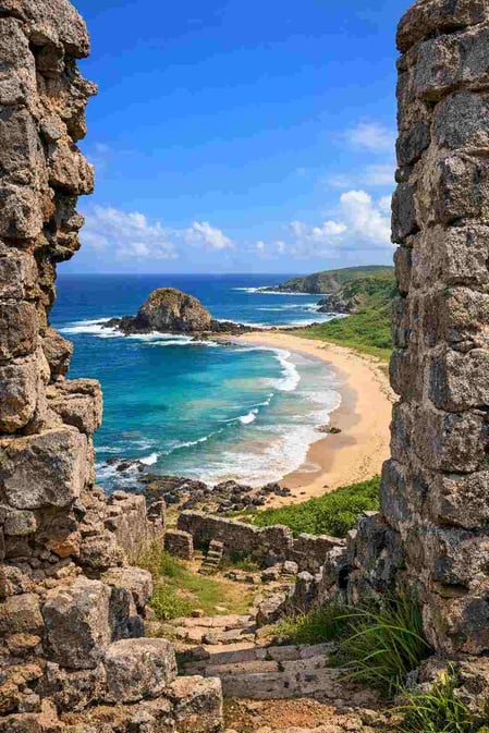 Vista panoramica della costa incorniciata dalle rovine della storica fortezza, una tappa imperdibile quando si visita Praia do Leão.
