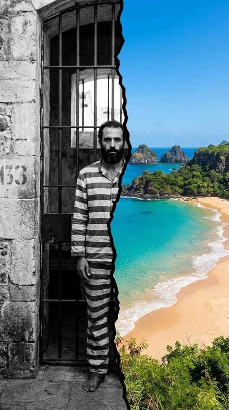 Un'immagine divisa che mostra una foto storica di un prigioniero accanto a una soleggiata spiaggia di Noronha, a promozione del Museu Memorial Noronhense.