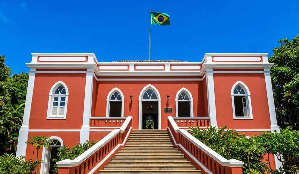 https://145565844.fs1.hubspotusercontent-eu1.net/hubfs/145565844/portugues/brasil/pernambuco/noronha/historia%20e%20tradicoes/palacio%20de%20sao%20miguel/palacio-de-sao-miguel-fernando-de-noronha-fachada.jpeg
