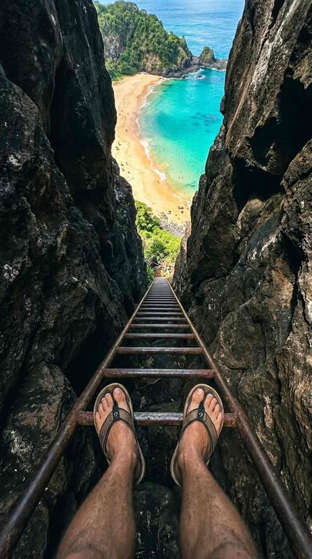 Imagem de uma história narrada em primeira pessoa mostrando a descida pela escada, um ponto-chave para quem deseja visitar a Baía do Sancho, no Brasil