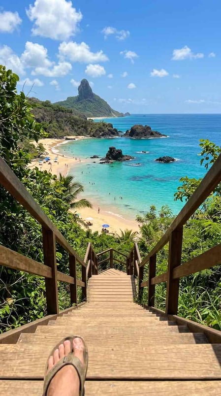 Uma visão em primeira pessoa, com a câmera descendo para revelar a Praia do Cachorro, promovendo nosso guia de Fernando de Noronha.