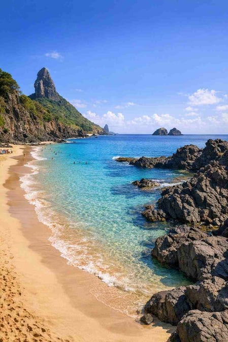 Um lindo dia ensolarado na Praia do Cachorro, em Fernando de Noronha, apresentado em nosso guia de viagem completo.